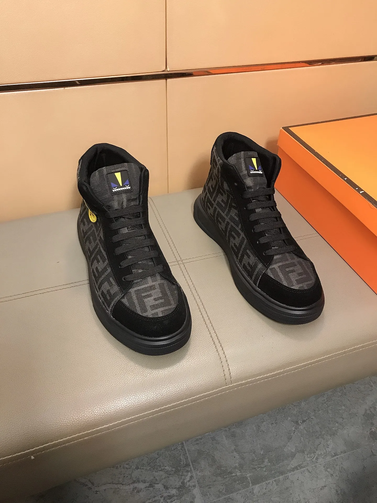 Men's shoes 240 🥾🥾↔️↔️[fendi] Fendi classic and comfortable men's high-top casual shoes, the upper is made of nubuck leather with brand printed fabrics, sheepskin feet, and rubber wear-resistant outsole. This unique style is suitable for all seasons, casual and refined sensibility, comfortable and natural on the feet. It is an everyday style for casual travel in autumn and winter! Code number: 38-44
